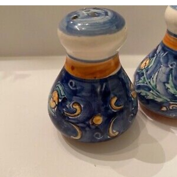 Deruta Salt and Pepper Set Handmade and Handpainted - Picture 3 of 3